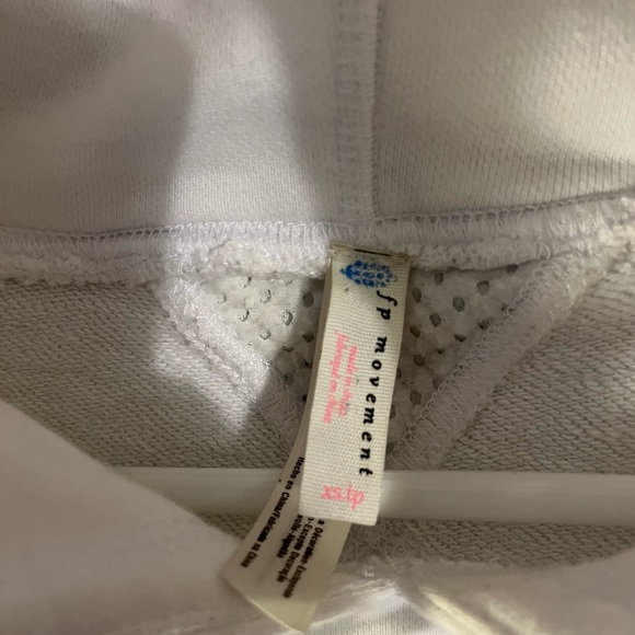 FREE PEOPLE FP MOVEMENT XS/TP WHITE SHORT SLEEVED FRINGED PULLOVER HOODIE - Picture 4 of 10